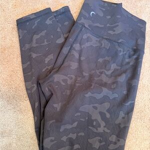 ZYIA Men's Dark Gray Camo Joggers